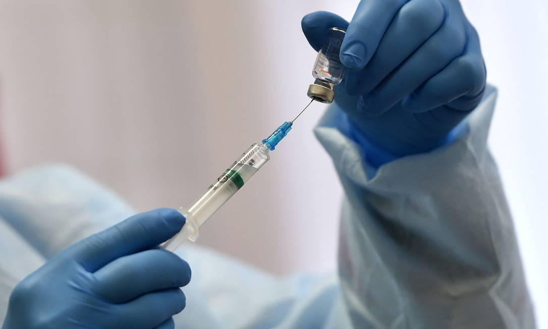 Trabalhador de saúde enche uma seringa com uma dose da vacina CoronaVac contra a Covid-19 Foto: SERGEI SUPINSKY / AFP