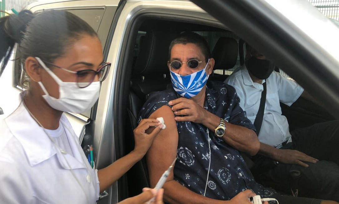 O cantor e compositor Zeca Pagodinho é imunizado contra a Covid-19 nesta sexta-feira, dia 16 Foto: Divulgação