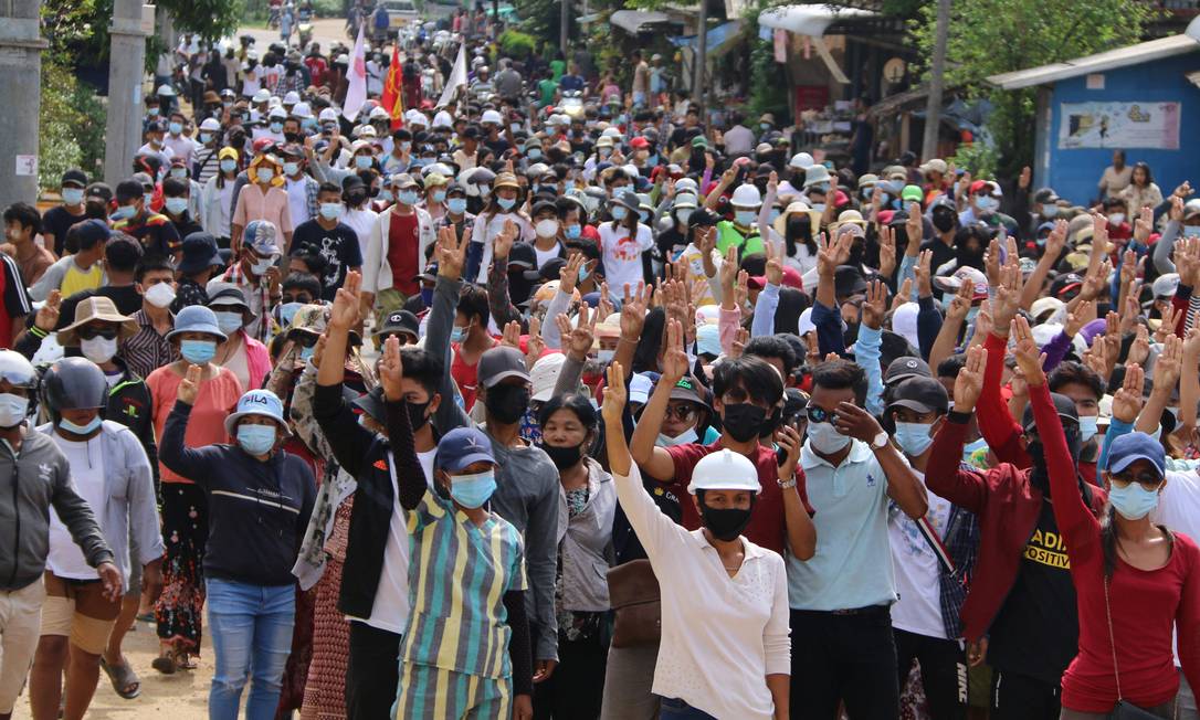 Manifestantes em protesto, realizado na quinta-feira, contra o golpe militar, na cidade costeira de Dawei Foto: HANDOUT / AFP
