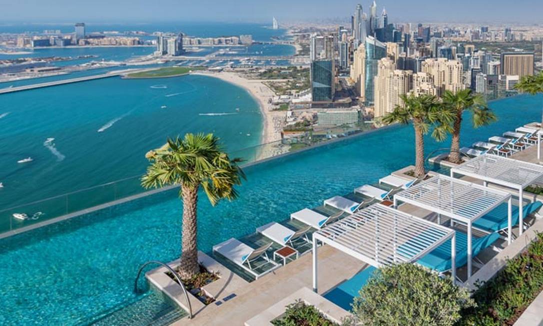 A quase 300 metros do solo e com 560 metros quadrados, a piscina do novíssimo resort Address Beach, em Dubai, é agora a de maior de borda infinita ao ar livre e uma das mais altas do mundo Foto: Divulgação