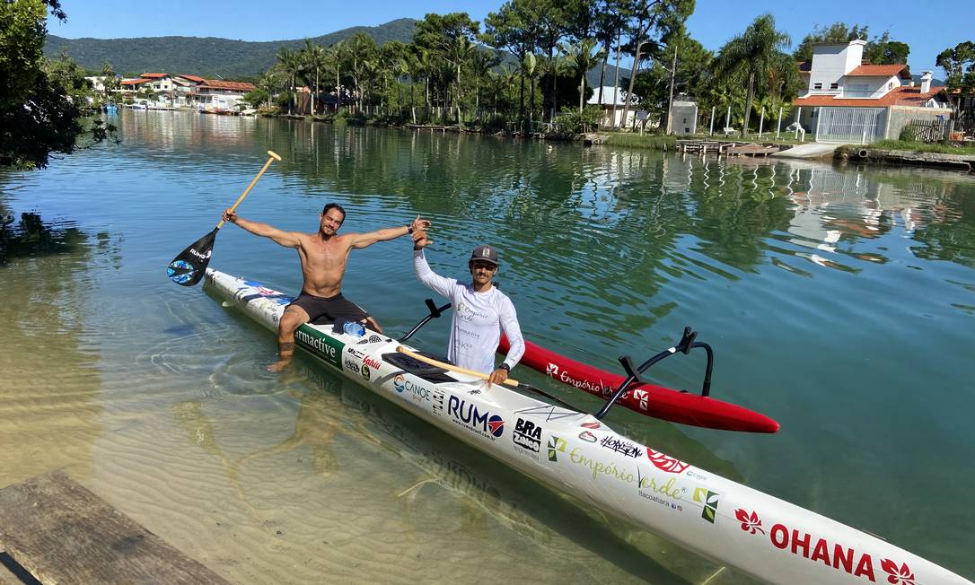 Rodrigo Fernandez (na canoa) e Gabriel Mattos em Florianópolis: dupla niteroiense fez a mais extensa remada de canoa havaiana do país Foto: Divulgação