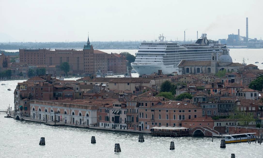Foto de 2019 mostra o navio de cruzeiros MSC Magnifica passando pelo Canal Giudecca, em Veneza Foto: MANUEL SILVESTRI / REUTERS