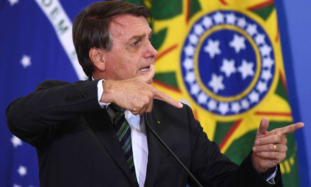 O presidente Bolsonaro faz seu gesto habitual com as mãos, imitando uma arma, durante evento em Brasília Foto: EVARISTO SA / AFP/09-02-2021