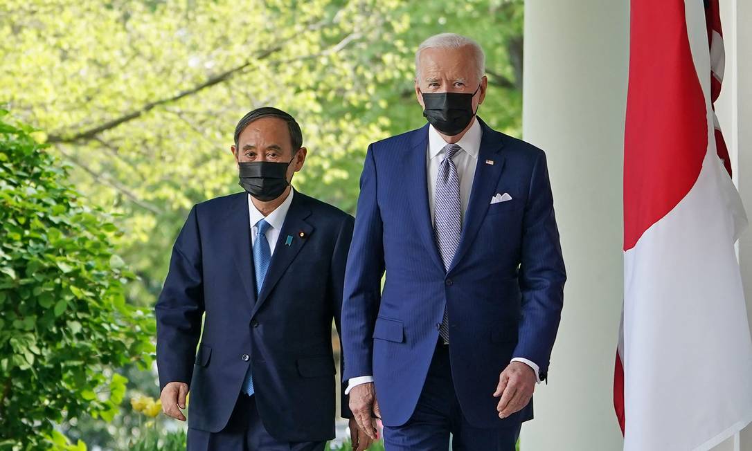 Presidente dos EUA, Joe Biden (D) e o premier do Japão, Yoshihide Suga (E), após reunião na Casa Branca Foto: MANDEL NGAN / AFP