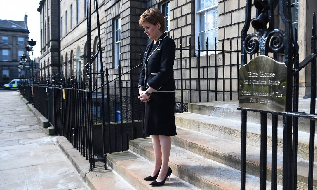 A primeira ministra da Escócia, Nicola Sturgeon, presta minuto de silêncio do lado de fora da Bute House, em Edimburgo, em homenagem ao príncipe Philip Foto: ANDY BUCHANAN / AFP