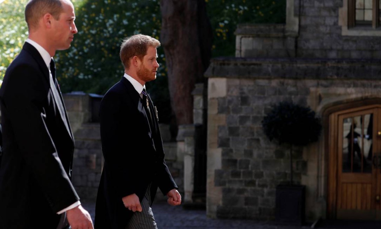 O Príncipe William da Grã-Bretanha e o Príncipe Harry da Grã-Bretanha seguem o carro fúnebre, em direção à Capela de São Jorge, para o funeral do Príncipe Philip Foto: POOL / REUTERS