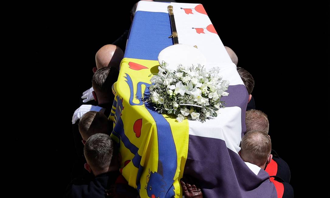 Fuzileiros Navais reais carregam o caixão na Escadaria Ocidental da Capela de São Jorg, durante funeral do Príncipe Philip Foto: KIRSTY WIGGLESWORTH / AFP