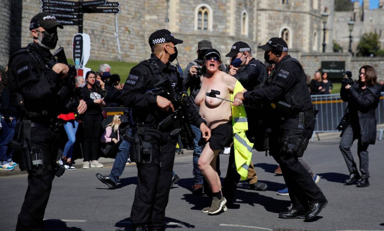 Manifestante é detida fora do Castelo de Windsor no dia do funeral do príncipe Philip Foto: PHIL NOBLE / REUTERS