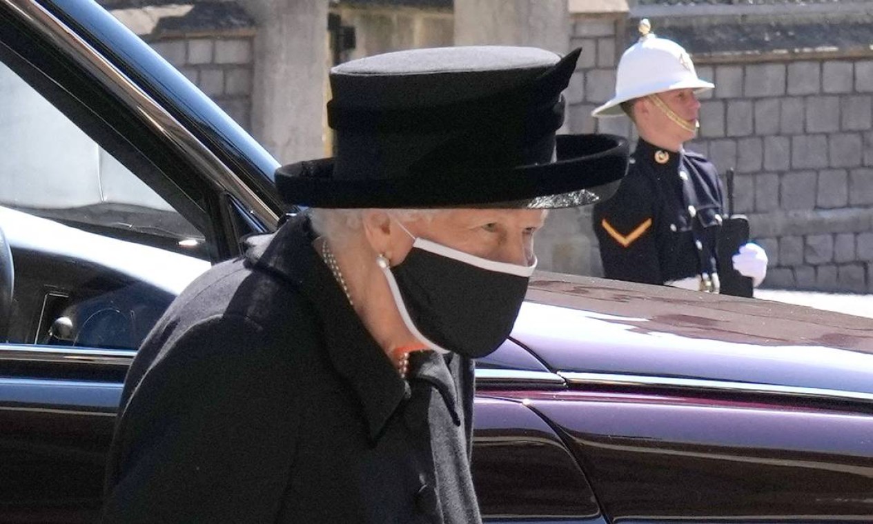 A viúiva rainha Elizabeth II chega para o funeral do marido, o príncipe Philip, duque de Edimburgo. Eles viveram casados por 73 anos Foto: JONATHAN BRADY / AFP