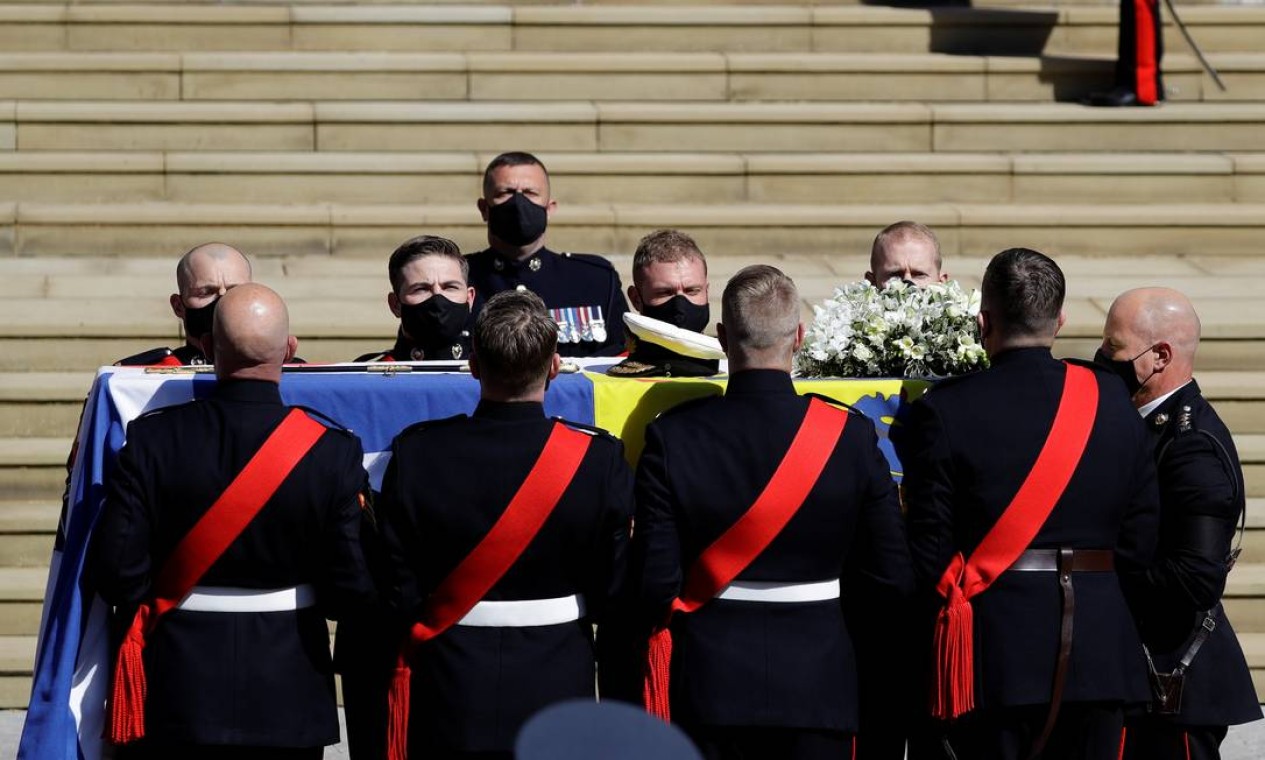 O caixão do príncipe Philip da Grã-Bretanha, marido da Rainha Elizabeth, que morreu aos 99 anos, é levado à Capela de St. George para um funeral, em Windsor, Grã-Bretanha, em 17 de abril de 2021. Kirsty Wigglesworth / Pool via REUTERS Foto: POOL / REUTERS