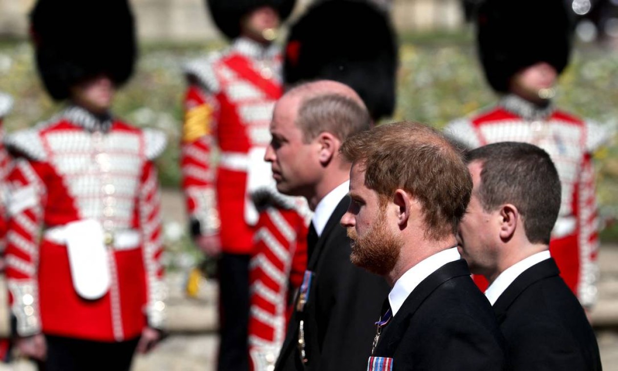 William e Harry caminham separadamente em cortejo funebre Foto: GARETH FULLER / AFP