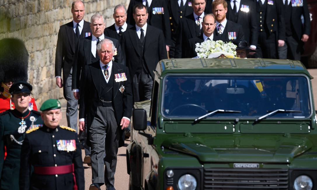 Cortejo foi acompanhado a pé por membros da família Foto: LEON NEAL / AFP