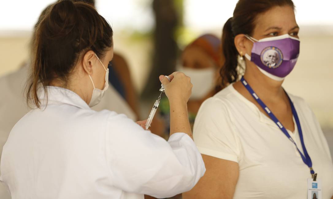 Vacinação dos profissionais da educação na Policlínica Hélio Pellegrino, na Tijuca Foto: Roberto Moreyra / Agência O Globo
