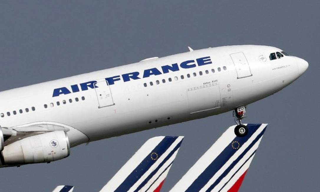 Voo da Air France decola do aeroporto Charles de Gaulle, nos arredores de Paris Foto: CHRISTIAN HARTMANN / AFP/14-9-14