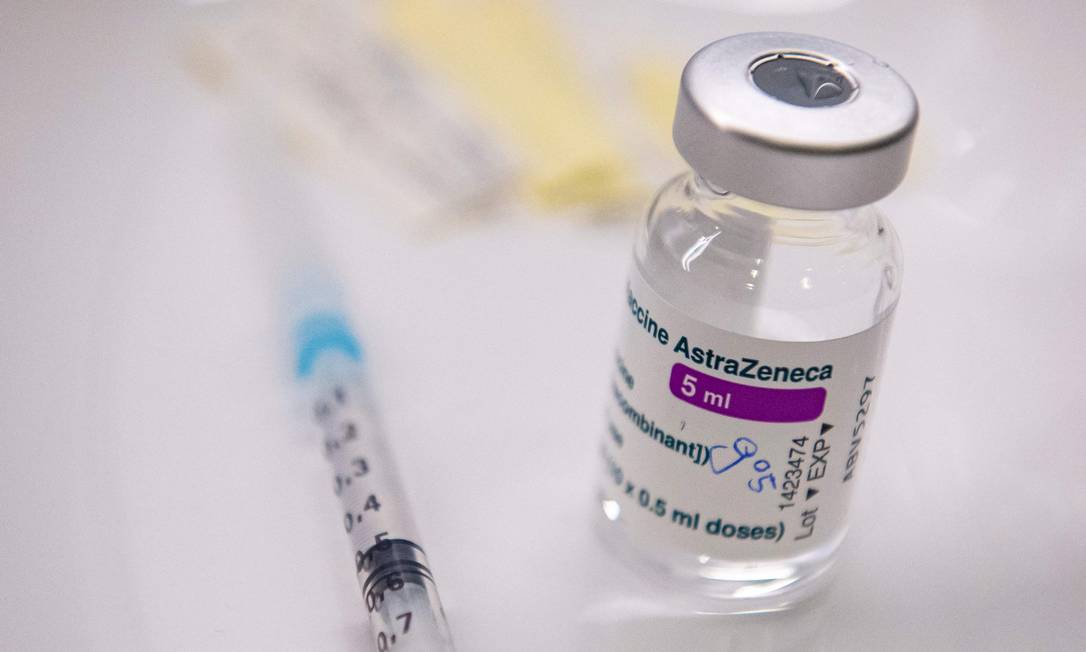 Foto mostra doses preparadas da vacina da AstraZeneca contra o a Covid-19 Foto: LENNART PREISS / AFP