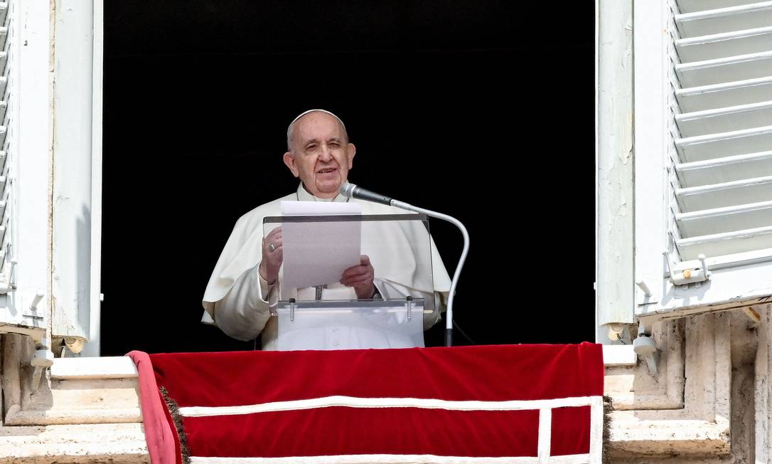 Papa Francisco, após vários fechamentos devido à pandemia de Covid-19, reapareceu na janela do Palácio Apostólico no dia 18 de abril para conduzir a recitação da oração Regina Coeli com os fiéis reunidos na Praça Foto: VINCENZO PINTO / AFP