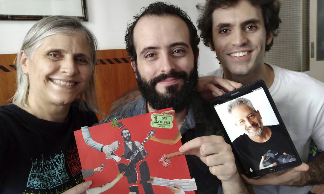 Juntos somos mais. O cantor e compositor Rodrigo Torrero (ao centro), com a mãe, o irmão e um retrato do pai Foto: Arquivo pessoal