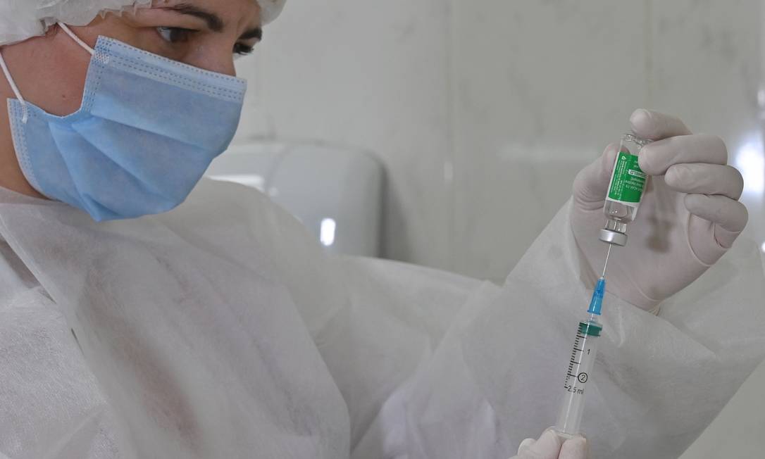 Trabalhadora da saúde prepara dose da vacina de Oxford/AstraZeneca contra a Covid-19 Foto: GENYA SAVILOV / AFP