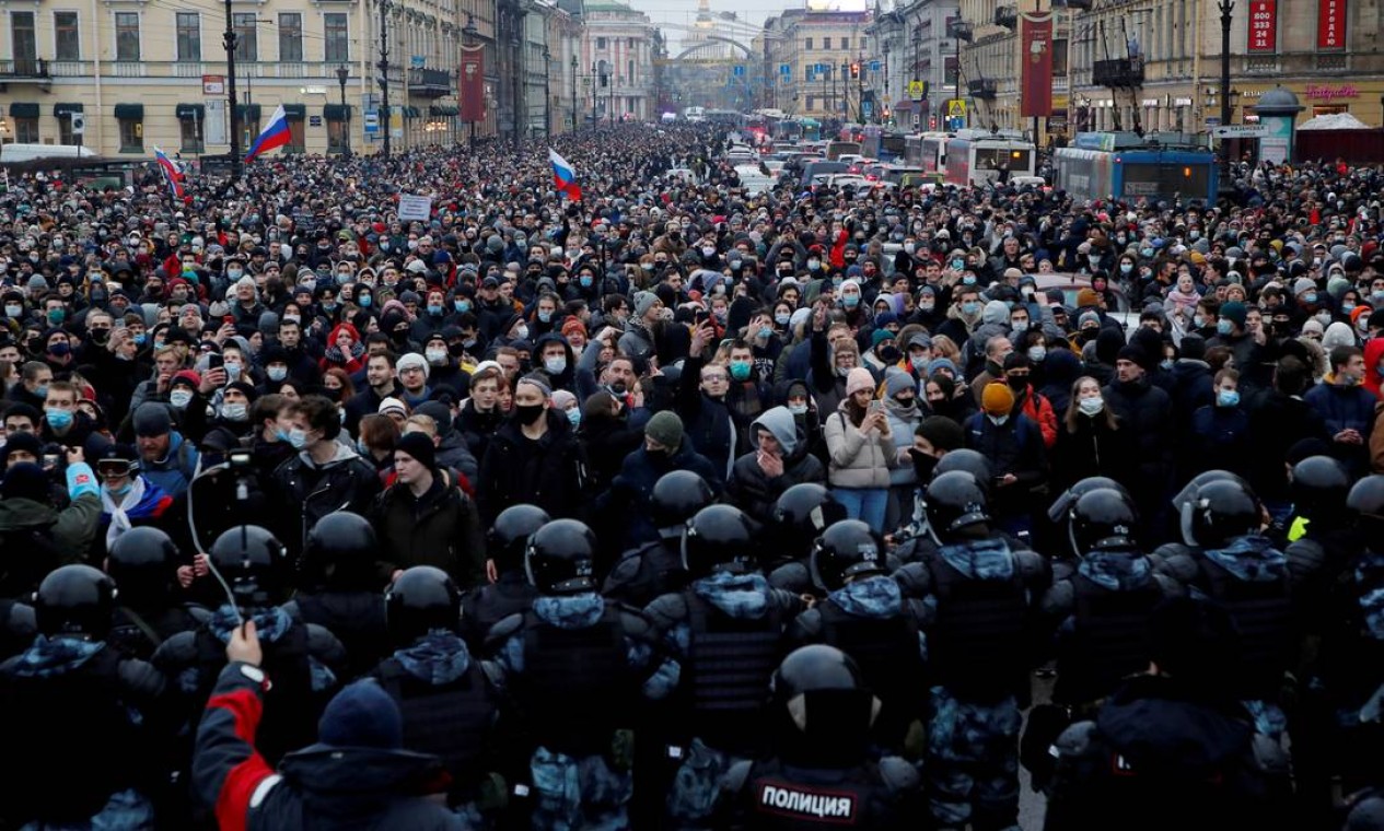 Policiais bloqueiam apoiadores do líder da oposição russa, Alexei Navalny, em São Petersburgo, Rússia Foto: Anton Vaganov / REUTERS - 23/01/2021