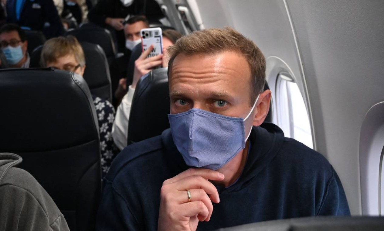 Em janeiro deste ano, Navalny durante voo de volta a Moscou, após tratamento na Alemanha Foto: KIRILL KUDRYAVTSEV / AFP - 17/01/2021