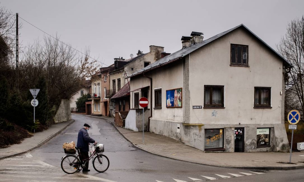 Um ciclista na cidade polonesa de Krasnik, que votou para "ser livre de LGBT" há dois anos. A medida, que satisfez conservadores, está sendo rechaçada pelo prefeito, para quem o preconceito tem feito a cidade perder recursos da União Europeia Foto: KASIA STREK / NYT