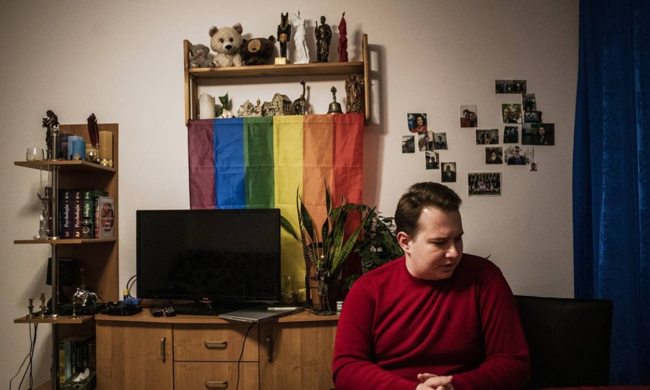 Cezary Nieradko, em sua casa na cidade de Lublin, na Polônia, depois de ser mudar de Krasnik, onde foi discriminado por ser gay. A cidade polonesa de Krasnik votou para "ser livre de LGBT" há dois anos. A medida, que satisfez conservadores, está sendo rechaçada pelo prefeito, para quem o preconceito tem feito a cidade perder recursos da União Europeia Foto: KASIA STREK / NYT
