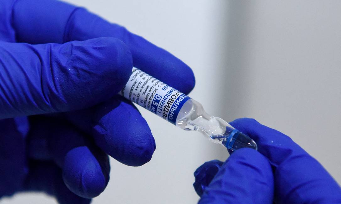 Trabalhador médico prepara uma dose da vacina Sputnik V contra a Covid-19 Foto: ROBERT ATANASOVSKI / AFP