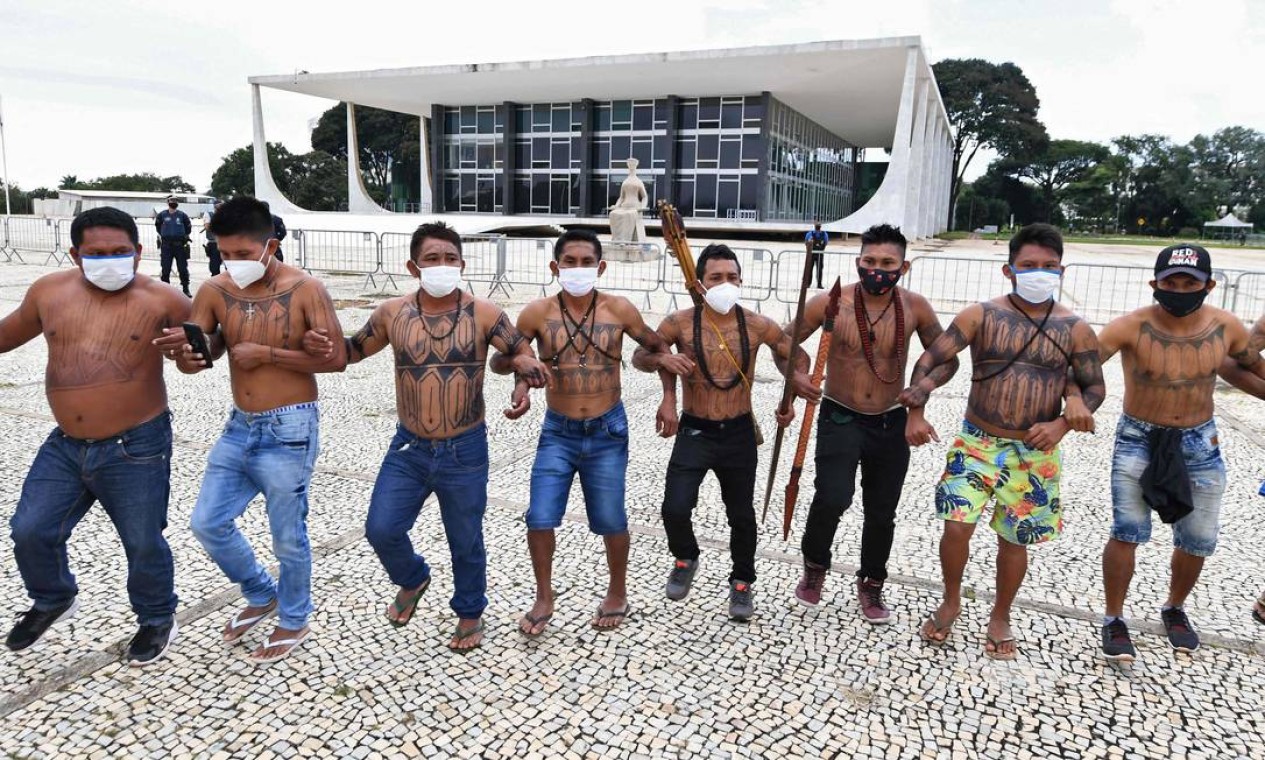 Indígenas brasileiros de várias etnias protestam contra a proposta do governo federal de legalizar a mineração em terras indígenas, em frente ao Supremo Tribunal Federal, em Brasília Foto: EVARISTO SA / AFP
