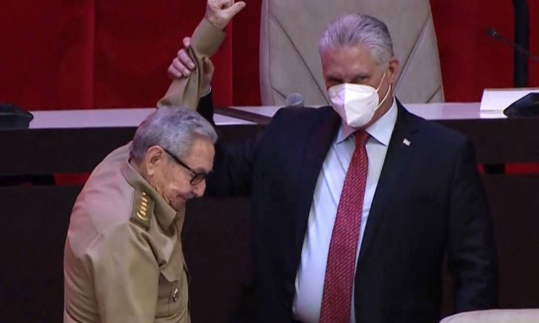 Novo primeiro-secretário do Partido Comunista Cubano, o presidente Miguel Díaz-Canel (D), ao lado do agora ex-líder da sigla, Raúl Castro Foto: - / AFP