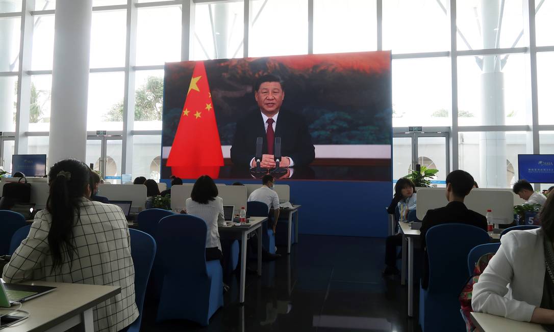 Jornalistas acompanham discurso do presidente chinês Xi Jinping durante o Fórum de Boao para a Ásia, nesta terça-feira Foto: Kevin Yao / REUTERS
