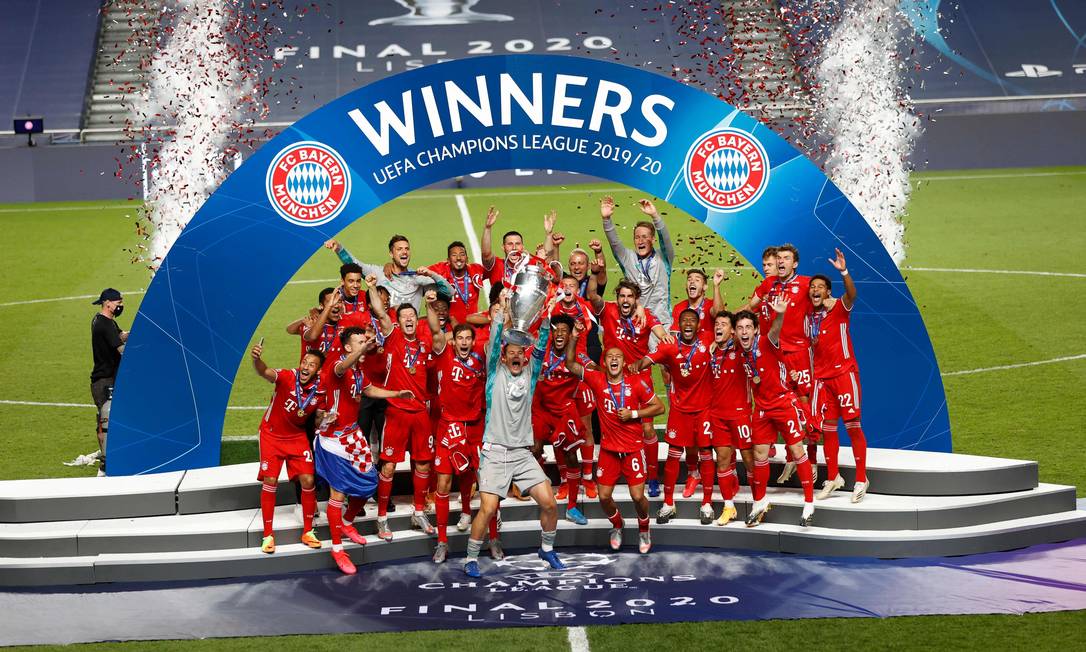 Bayern Munich players celebrate with the trophy after the UEFA Champions League final football match between Paris Saint-Germain and Bayern Munich at the Luz stadium in Lisbon on August 23, 2020. (Photo by MATTHEW CHILDS / POOL / AFP) Foto: MATTHEW CHILDS / AFP