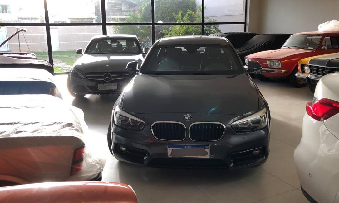 Pelo menos duas BMWs são encontradas na casa de um dos alvos da operação da PF que investiga fraude em licitação da UniRio Foto: Reprodução PF