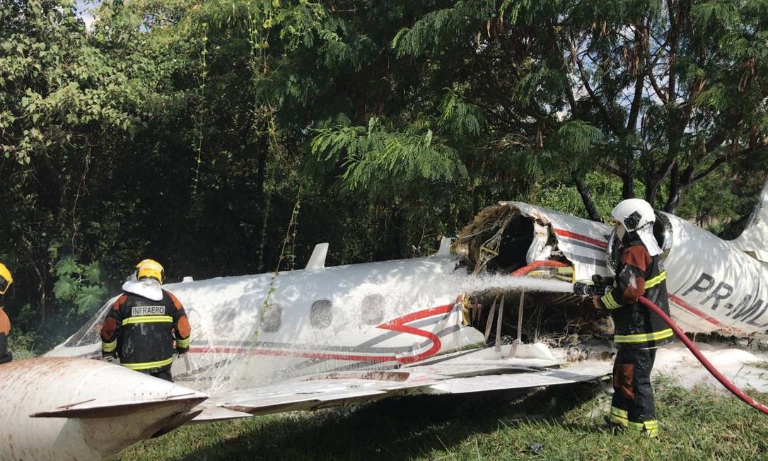 Aeronave cai no Aeroporto da Pampulha em Belo Horizonte
Foto: Divulgação/ Corpo de Bombeiros