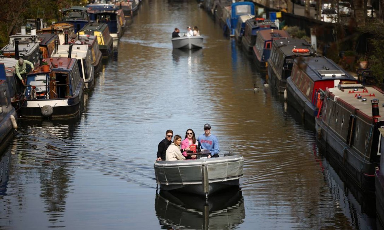 Grupo de pessoas navega o ao longo do Canal Regent, enquanto as restrições diminuem em Little Venice, Londres, Inglaterra Foto: HENRY NICHOLLS / REUTERS