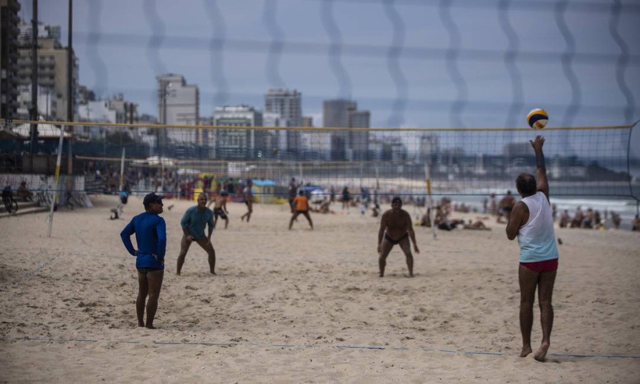 Prefeitura do Rio liberou a prática de esportes coletivos nas praias, com ressalva para aglomeração Foto: Maria Isabel Oliveira / Agência O Globo