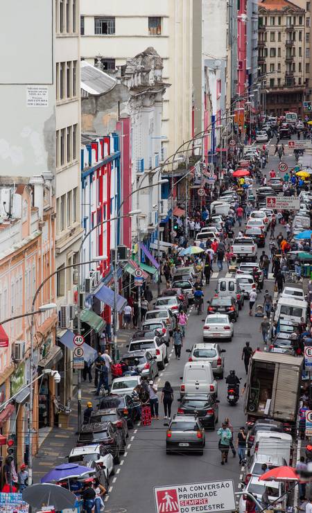 Rua Santa Ifigênia, polo de comércio de produtos eletrônicos, teve movimentação intensa depois da reabertura Foto: Edilson Dantas / Agência O Globo