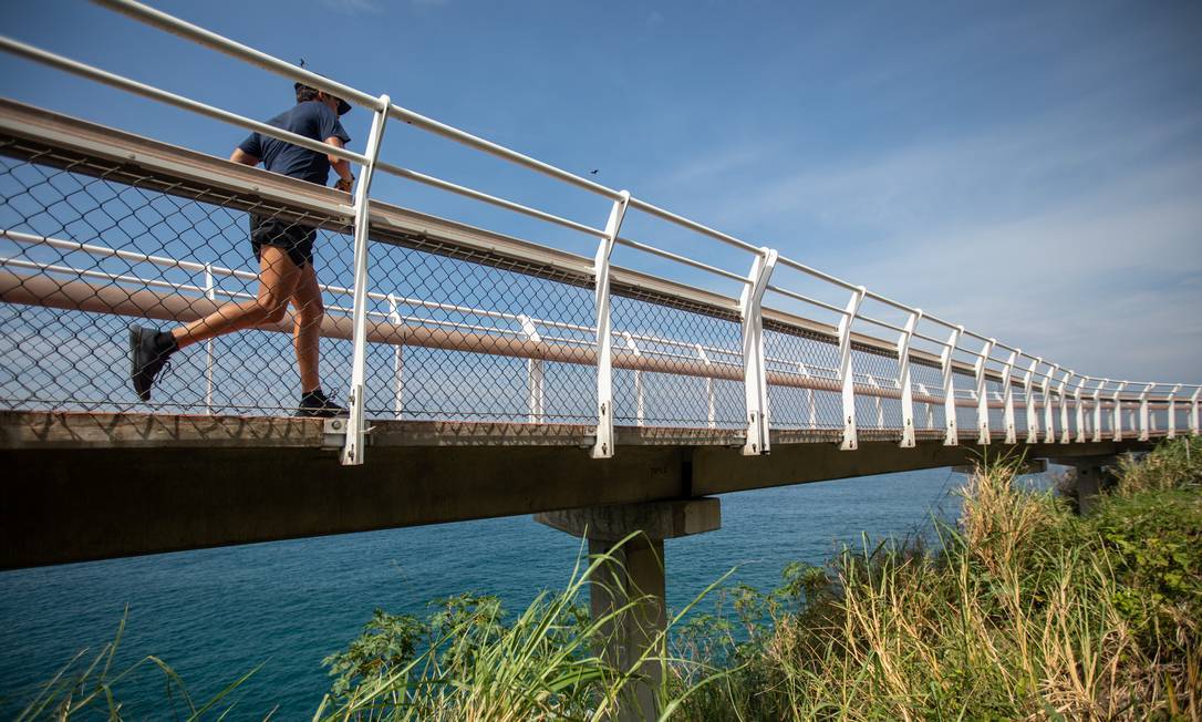 Apesar de interditada, população segue utilizando a ciclovia interditada que sofreu quatro desabamentos Foto: Brenno Carvalho / Agencia O Globo