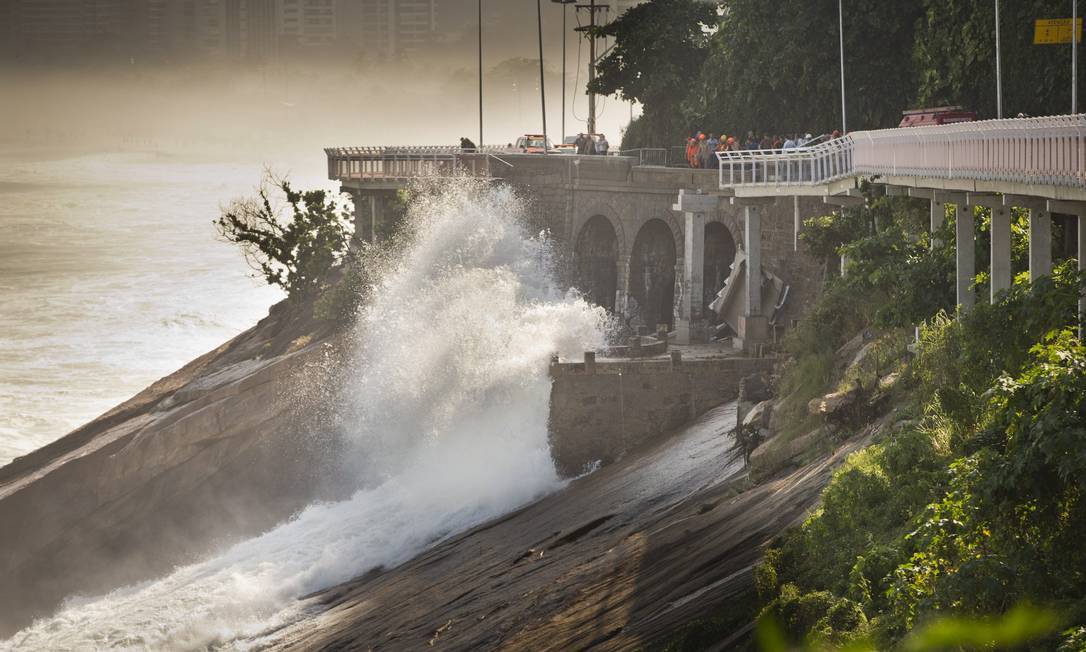 Ressaca derrubou parte da ciclovia Tim Maia, causando a morte de duas pessoas Foto: Guito Moreto / Agencia O Globo
