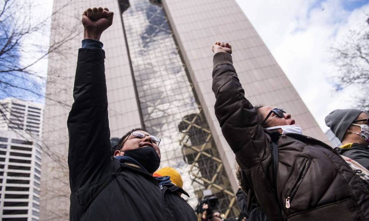 Manifestantes erguem o punho cerrado em memória à George Floyd Foto: Stephen Maturen / AFP