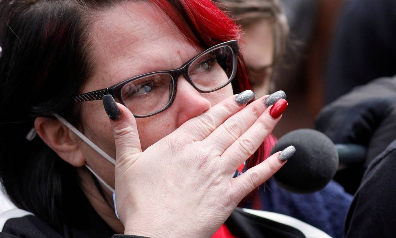 Courtney Ross, namorada de George Floyd, chora enquanto o anúncio do veredicto é esperado Foto: NICHOLAS PFOSI / REUTERS