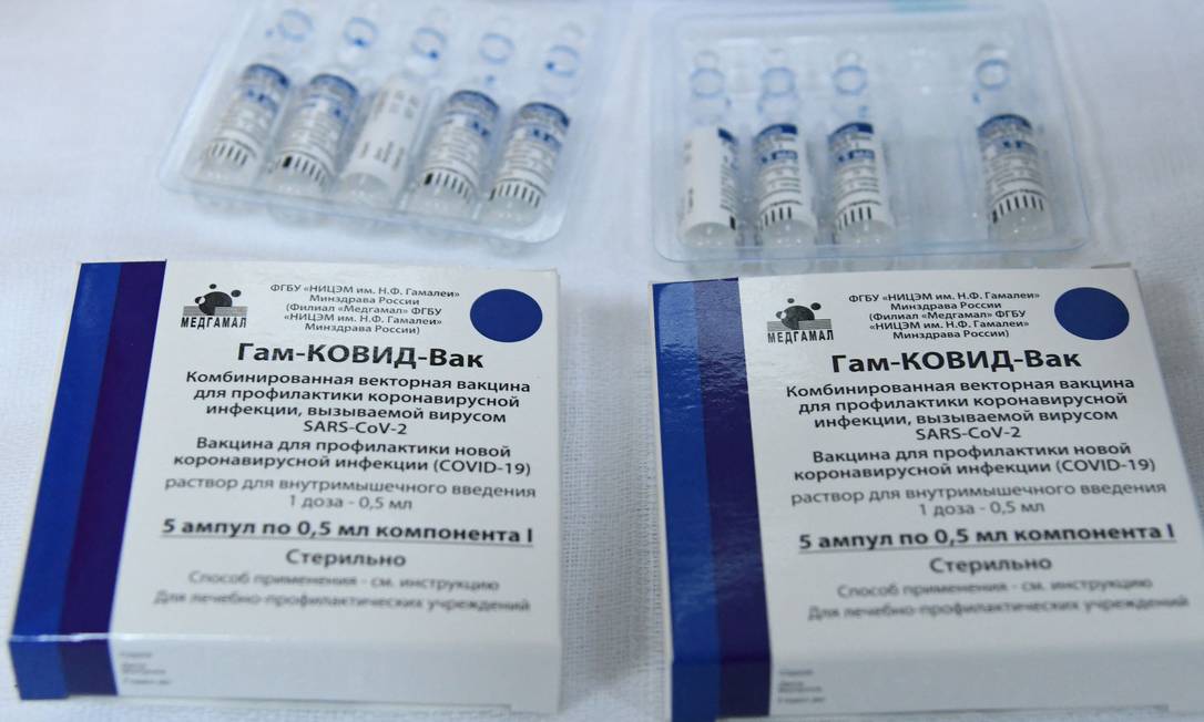 Embalagens com doses da vacina Sputnik V, que serão produzidas na Argentina Foto: SAVO PRELEVIC / AFP