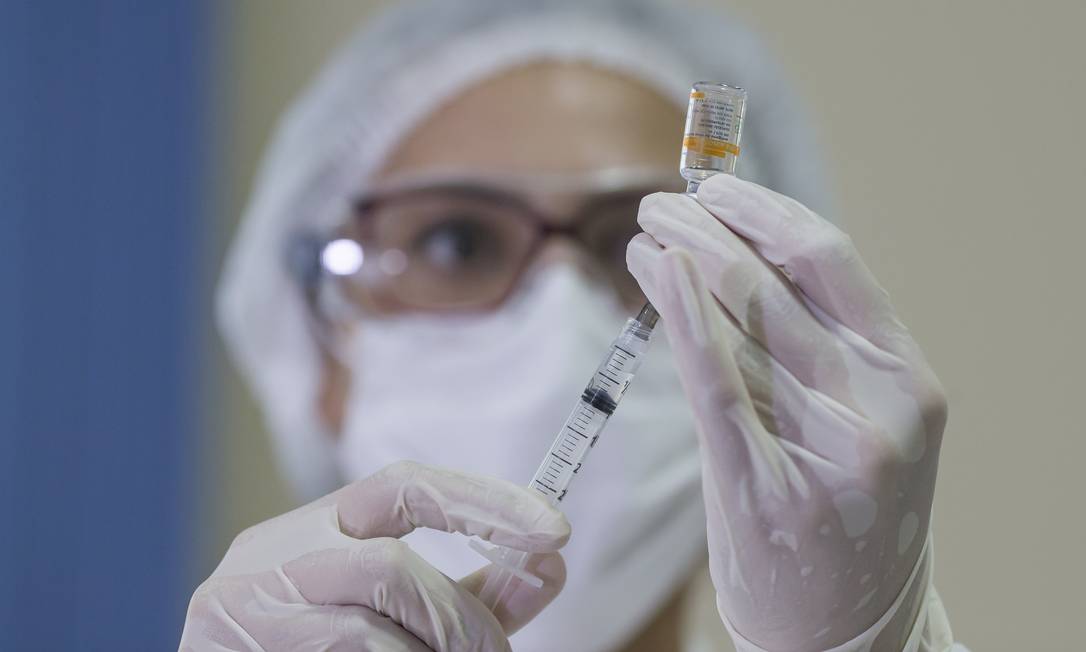 Profissional de saúde prepara vacina contra Covid em São Paulo, em foto de 21 de janeiro de 2021 Foto: Edilson Dantas / Agência O Globo