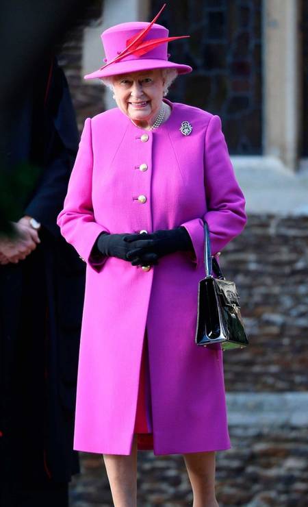 Cores fortes também entram no guarda-roupa da rainha. Além disso, Elizabeth costuma combinar as vestes com os chapéus, como esse modelo all pink da foto Foto: Getty Images
