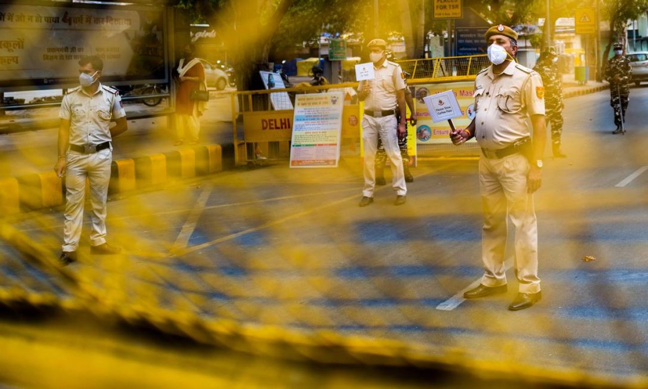 Policiais guardam uma barreira em Nova Delhi Foto: JEWEL SAMAD / AFP