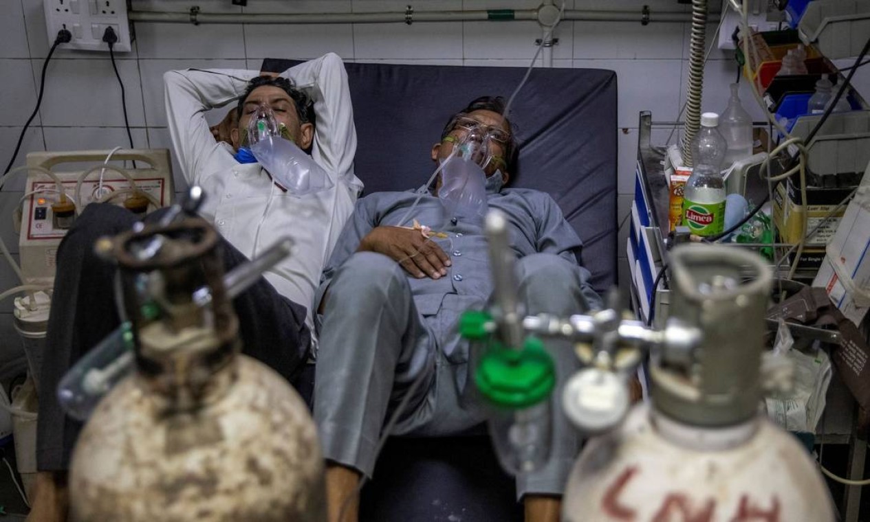 Pacientes dividem leito em hospital da Índia durante tratamento da Covid-19, em Nova Delhi Foto: DANISH SIDDIQUI / REUTERS - 15/04/2021
