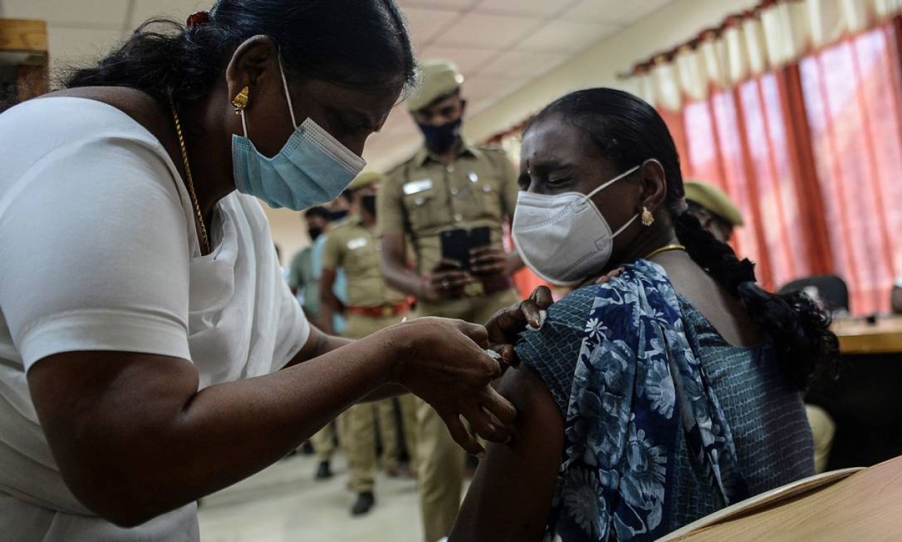 Médico aplica dose da vacina Covishield contra o coronavírus, em um campo de vacinação, em Chennai Foto: ARUN SANKAR / AFP