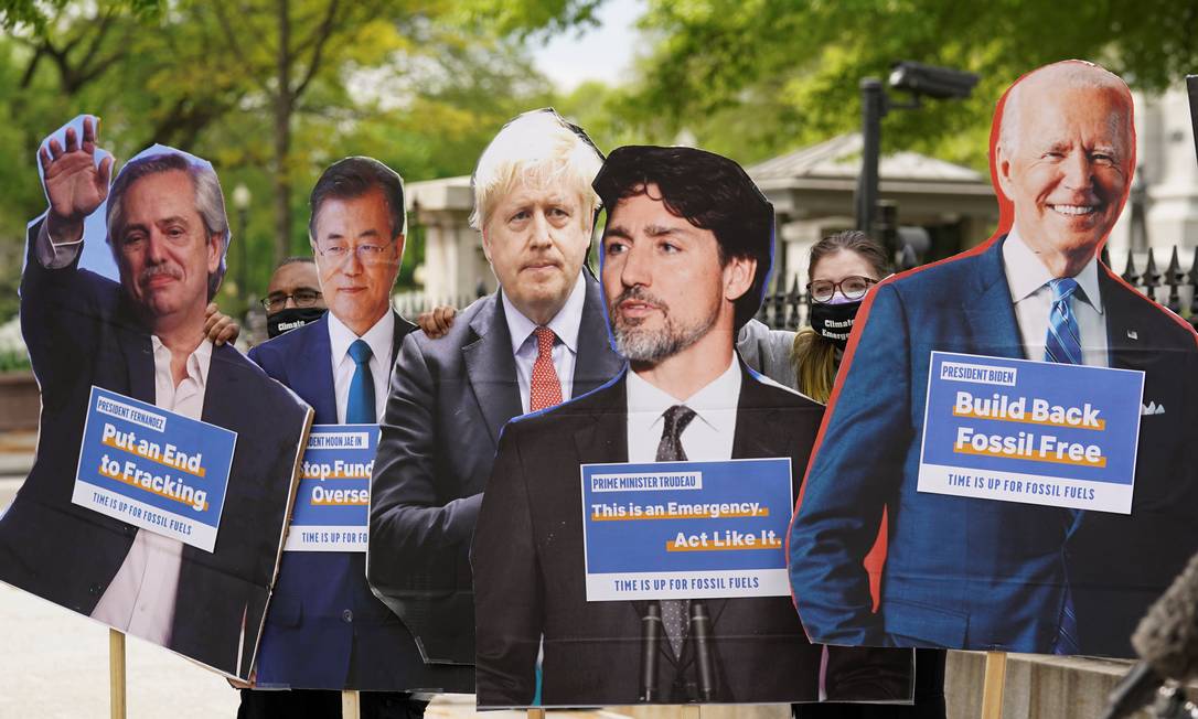 Manifestantantes em Washington usam cartazes com fotos de líderes que partiparão da cúpula para pedir medidas contra as mudanças climáticas Foto: KEVIN LAMARQUE / REUTERS
