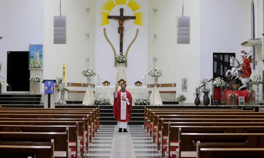 Padre Dirceu, da igreja de São Jorge, em Quintino Foto: Domingos Peixoto / Agência O Globo