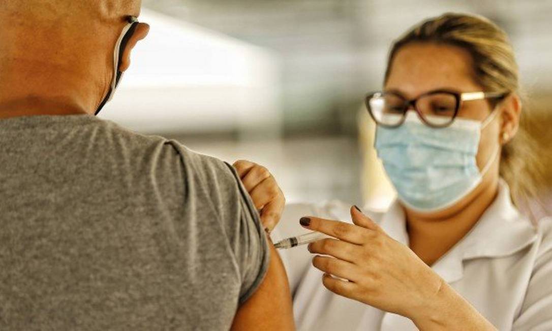 Vacinação para grupos prioritários começa no dia 26 de abril na cidade do Rio Foto: Roberto Moreyra / O Globo