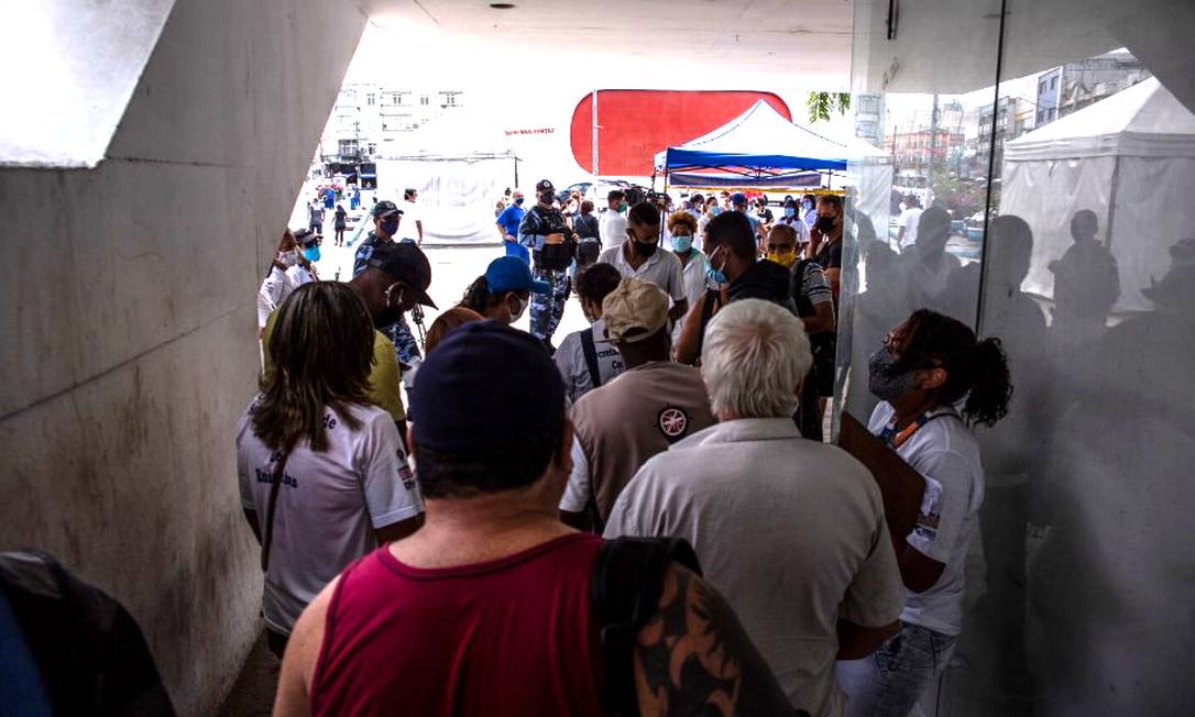 Pessoas enfrentam longa fila para tomar vacina em Caxias em 21/04/2021 Foto: Maria Isabel Oliveira / Agência O Globo